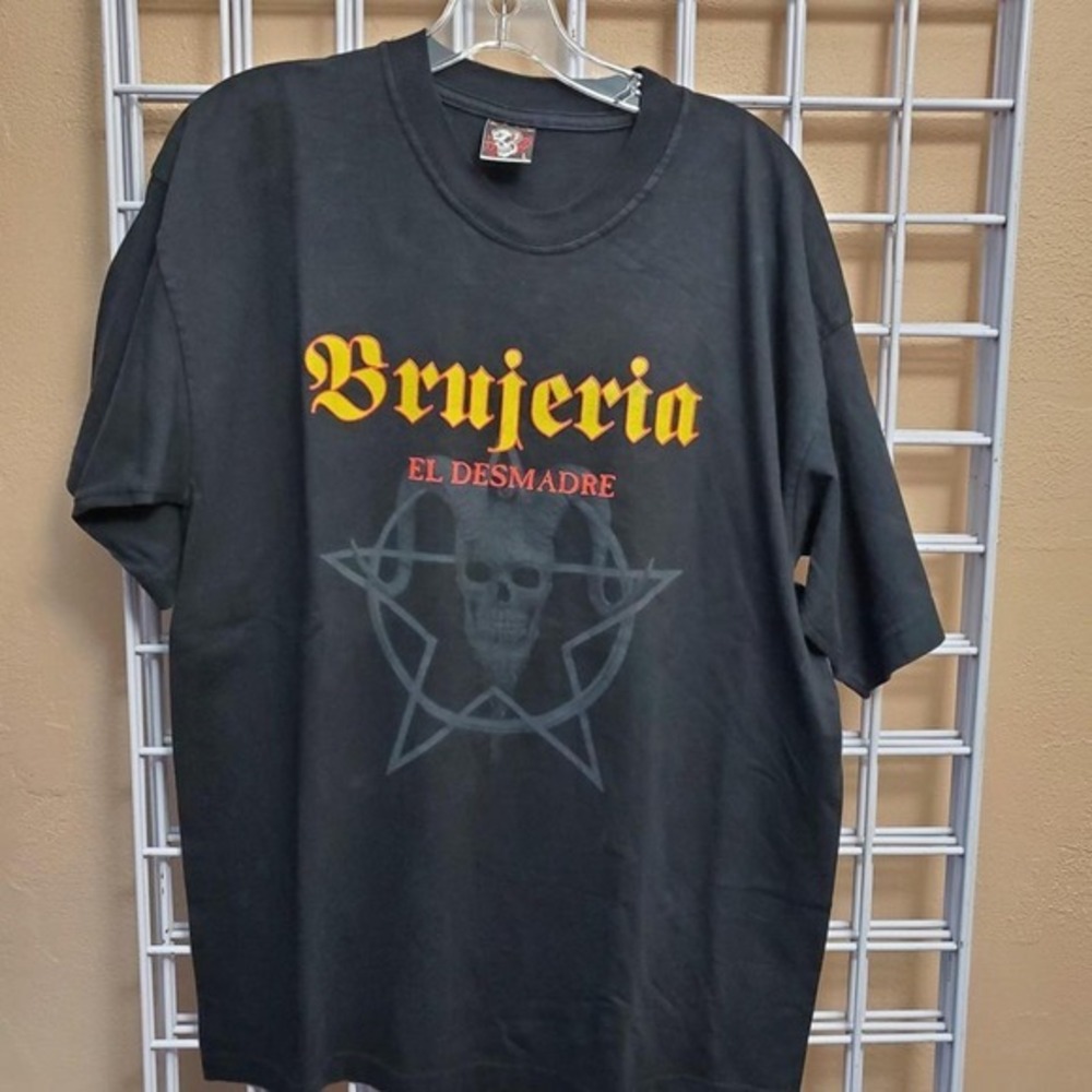 07 Brujería El Desmadre t-shirt